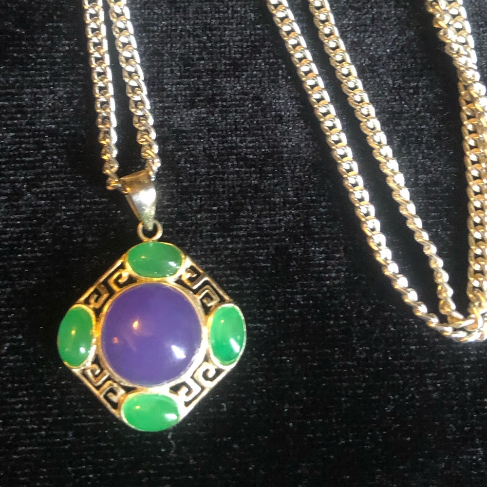Silver gem pendant with silver chain